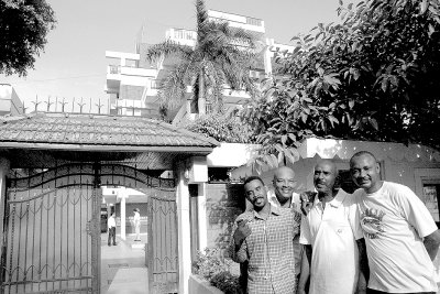 聚集在中石油管道局苏丹分公司门前的苏丹雇员