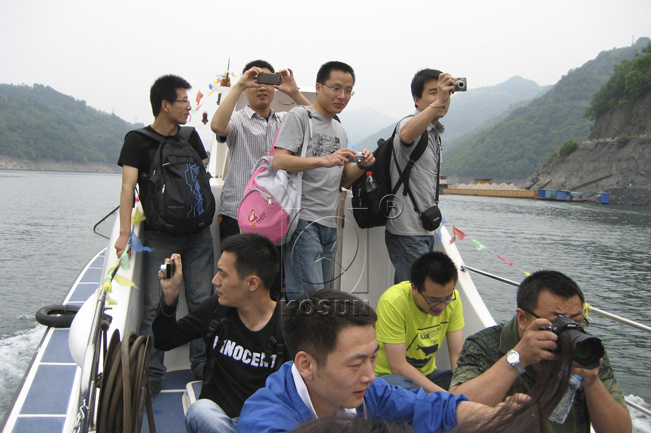 科迅机械（KOSUN）员工在拍摄瀛湖美丽的风景